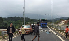 Người dân lại chặn đường cao tốc Nội Bài - Lào Cai