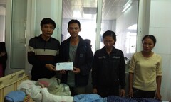 Trao 20 triệu đồng tới gia đình khánh kiệt vì mua máu cứu con