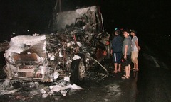 Xe container bất ngờ bốc cháy, 2 người thoát nạn