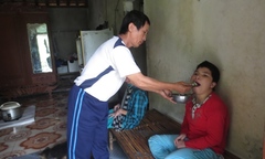 Clip: Xót xa người chồng chăm sóc vợ tai biến và 2 con tâm thần