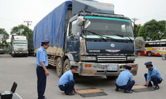 Mật phục bắt giữ 21 xe chở gỗ quá tải từ Lào về Việt Nam