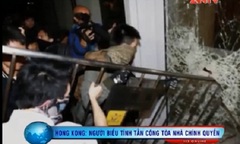 Clip: Người biểu tình Hồng Kông tấn công tòa nhà chính quyền