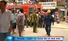 Video: Quán ăn bỗng dưng bốc cháy, hàng trăm người hoảng loạn