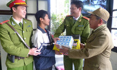 Công an Hà Nội giúp cậu bé “hay quên” tìm được người thân