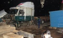 Ô tô đầu kéo lật nhào trên cầu , QL9 ách tắc hàng giờ