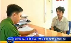 Video: Bắt đối tượng ngang nhiên lên xe bus móc túi