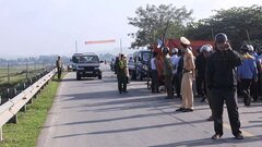 Xe tải đâm trực diện, ba người thương vong