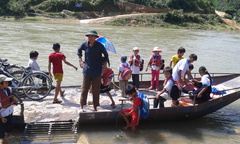 Người dân làng Mạ ước mơ có một cây cầu