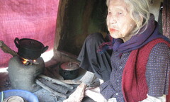 Cám cảnh cụ bà đơn thân trên sông Cầu Hạc