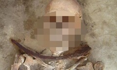 Giải mã bí ẩn của những hài cốt có liềm, đá trên cổ