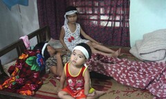 Tiếng khóc đớn đau của người phụ nữ mất chồng và con trai vì TNGT