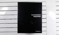 Mở hộp BlackBerry Passport màu trắng tại Việt Nam