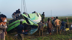 Xe khách mất lái lao xuống ruộng, 20 người bị thương