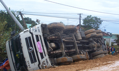 Đường trơn, hai xe tải liên tiếp “phơi bụng” trên đường HCM