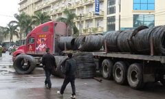 Tàu hỏa tông xe đầu kéo, hàng tấn cuộn thép văng xuống đường