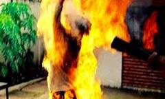 Nam sinh viên bất ngờ tự thiêu tại sân vườn