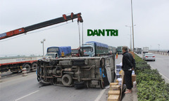 Nổ lốp sau, xe tải lật nghiêng chắn ngang cầu Thanh Trì