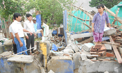 Xóm chài xơ xác sau bão dữ