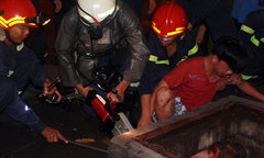 Lính cứu hỏa giải cứu thanh niên kẹt chân dưới cống thoát nước
