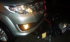 Xế hộp “ngoạm” xe máy trong đêm tối