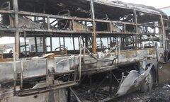 Đang đậu ở nhà, xe giường nằm bất ngờ bốc cháy dữ dội