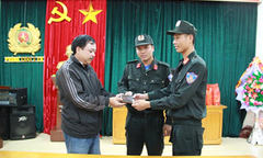 Hai chiến sĩ công an trả lại 38 triệu đồng cho người mất