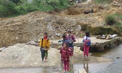 Hàng chục học sinh lội suối đến trường trong tiết trời giá rét