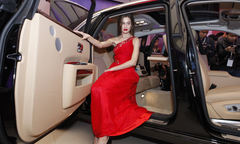 Mẫu Tây gợi cảm bên siêu xe 19 tỷ tại Hà Nội 