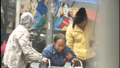 Video: Camera giấu kín - Bà già qua đường P2/2