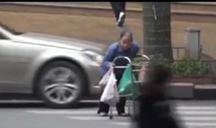 Video: Camera giấu kín - Bà già qua đường P1/2