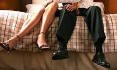 Bắt vợ và tình nhân cởi trần lên giường để chụp hình tống tiền