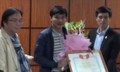 Video: Tặng bằng khen cho nhà báo chuyên bắt nóng trộm cướp