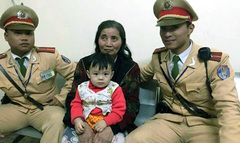 CSGT Hà Nội tìm người thân giúp bà và cháu nội 1 tuổi đi lạc