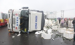 Chiếc xe tải chở hàng chục thùng cam lật nhào trên QL1A 