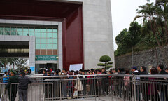 Cửa khẩu Móng Cái kẹt cứng vì cả vạn người qua TQ xách hàng