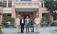 CSGT phát hiện bé trai đói lả nằm trong bao tải bên đường