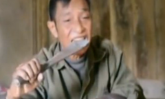 Ngậm lưỡi dao nung đỏ để chữa bệnh... đau bụng