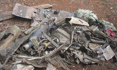 Trả những mảnh xác máy bay cho người lặn vớt