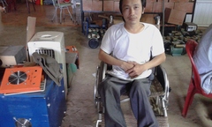 Người đàn ông khuyết tật đứng lên từ những bất hạnh