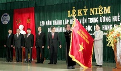 Bệnh viện Trung ương Huế đón nhận Huân chương Độc lập hạng Nhất 