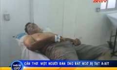 Video: Đang ăn sáng, người đàn ông bất ngờ bị tạt axit