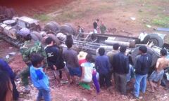 Lật xe chở nhãn, 2 người văng ra ngoài, 1 người mắc kẹt trong xe