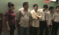 Video: Tiếp viên “chiều” khách “tới bến” tại nhà hàng karaoke