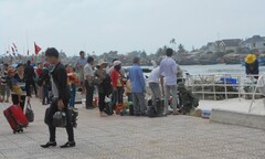 Gió cấp 7 - 8, hàng trăm khách kẹt trên đảo Lý Sơn