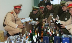 Bắt giữ xe tải vận chuyển gần 500 chai rượu ngoại lậu