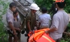 Video: Xem nước lũ, hai anh em bị cuốn trôi