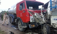Xe bồn đối đầu xe tải, 2 tài xế kẹt cứng trong cabin