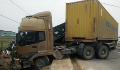 Xe container đâm xe tải, giao thông QL1A ách tắc