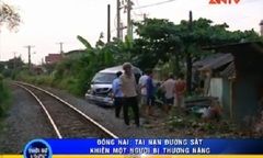 Video: Tàu hỏa kéo lê xe khách 12 chỗ ngồi Đồng Nai