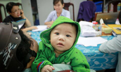 Đưa bé 7 tháng tuổi bị mẹ bỏ rơi vào làng trẻ mồ côi